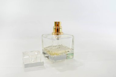 Beyaz arka planda parfüm şişesi.