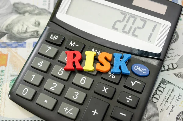 Ordet Risk Anges Från Färgade Bokstäver Miniräknaren Ekonomiskt Koncept Begreppet — Stockfoto