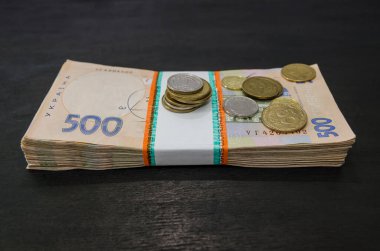 Siyah arka planda bir paket Hryvnias. Ukrayna parası. 500 Hryvnia banknotları. Bir sürü Ukrayna parası. Yakın plan..