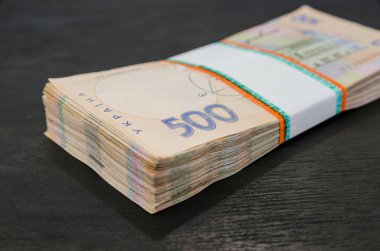 Siyah arka planda bir paket Hryvnias. Ukrayna parası. 500 Hryvnia banknotları. Bir sürü Ukrayna parası. Yakın plan..