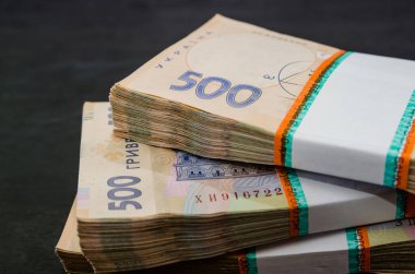 Bir demet Hryvnianın yakın çekimi. Finansal konsept. 500 Hryvnia 'lık Ukrayna banknotları. Bir sürü Ukrayna banknotları. Para kavramı.
