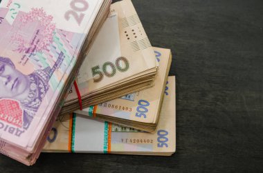 Ukrayna parası, yığınla Hryvnia, 200 bin 500. Para konsepti. Bir sürü banknot. Siyah arka plan. Yakın plan. Yukarıdan görüntüle.
