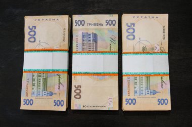Siyah arka planda üç deste Hryvnia. Ukrayna parası. 500 Hryvnia banknotları. Pakette 
