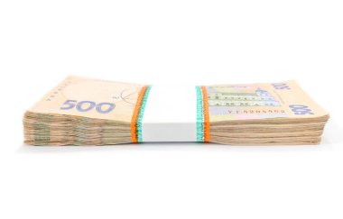 Beyaz arka planda izole edilmiş bir yığın Ukrayna parası, 500 Hryvnia. Para konsepti. Bir sürü banknot. Yan görünüm.