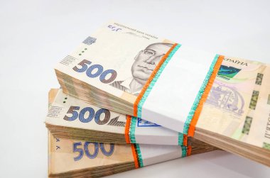 Beyaz arka planda üç deste Hryvnia. 500 Hryvnia değerinde Ukrayna parası.