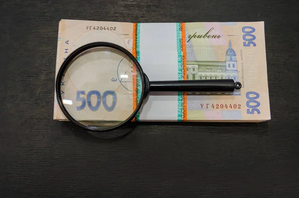 Связки Гривны Лупа Черном Фоне Украинские Деньги 500 Гривен Банкнот — стоковое фото