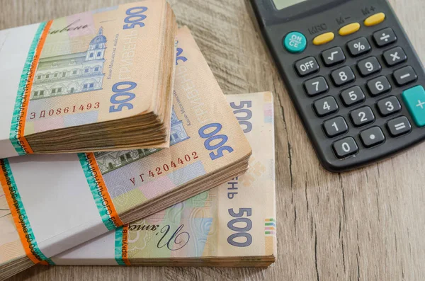 Три Пачки Гривны Калькулятор Деревянном Столе Украинские Деньги 500 Гривен — стоковое фото