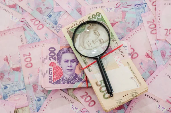 Pacotes Hryvnia Uma Lupa Conceito Verificação Dinheiro Muitas Notas Ucranianas — Fotografia de Stock