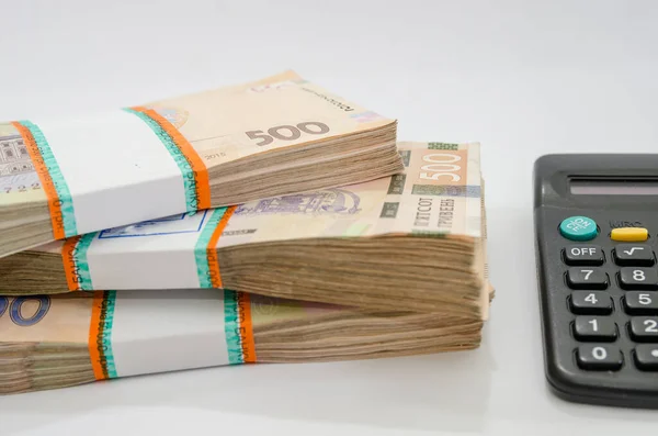 Три Пачки Гривны Калькулятор Белом Фоне Украинские Деньги 500 Гривен — стоковое фото