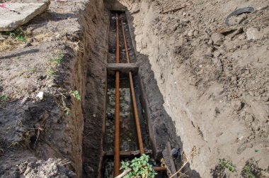 İnşaat alanında harici kanalizasyon boruları döşemek için. Çok katlı bir bina için hijyenik drenaj sistemi. Sivil altyapı boruları, su hatları ve fırtına kanalizasyonları..