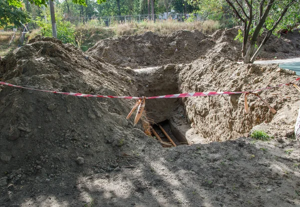 İnşaat alanında harici kanalizasyon boruları döşemek için. Çok katlı bir bina için hijyenik drenaj sistemi. Sivil altyapı boruları, su hatları ve fırtına kanalizasyonları..