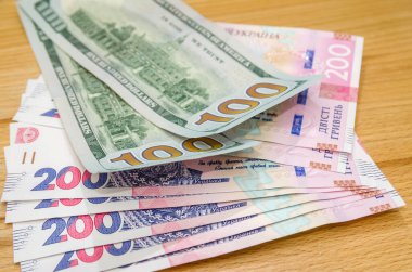 100 Amerikan doları ve 200, 500 Ukrayna Hrivnia banknotu. Hryvnia 'nın dolara oranı. Değişim oranları.