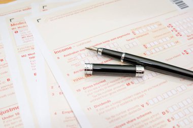 Kalem ve hesap makineli Avustralya vergi formları. Finansal belge. Vergi zamanı.