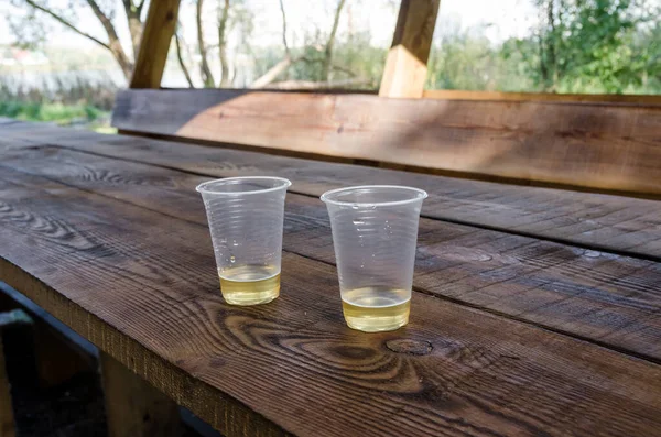 Due Bicchieri Plastica Con Whisky Sul Tavolo Pergolato Foresta Campeggio — Foto Stock