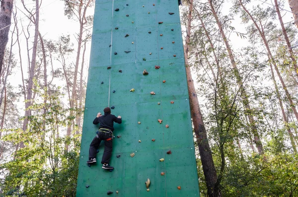 Mann Erklomm Mauer Mann Kletterte Künstlicher Kletterwand Wald — Stockfoto