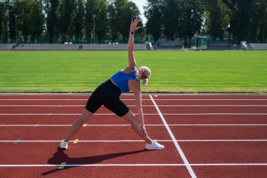 Yoga yapan kadın (yan tahta duruşu). Fitness, spor yaşam tarzı konsepti dışarıda paspaslar üzerinde yoga egzersizleri yapıyor.