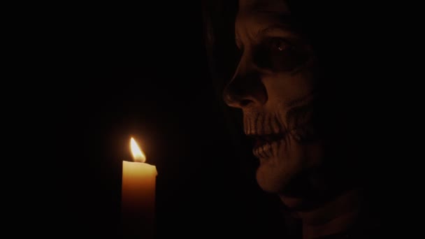 Homem Com Maquilhagem Esqueleto Olha Para Câmara Homem Sorri Sorriso — Vídeo de Stock