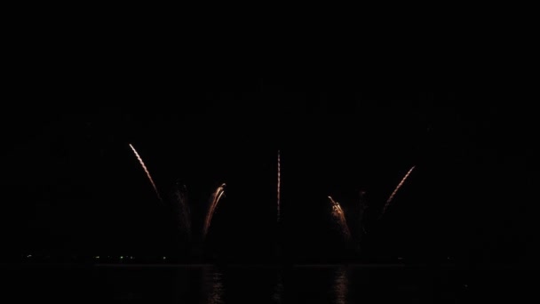 Grandi Fuochi Artificio Luccicanti Dorati Con Luci Bokeh Nel Cielo — Video Stock