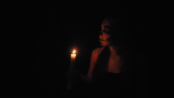 카트리나 메이크업하는 촛불의 소녀가 속에서 무엇인가를 — 비디오