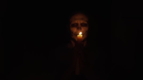 Esqueleto Maquillaje Para Halloween Esqueleto Hombre Tenue Luz Una Vela — Vídeos de Stock