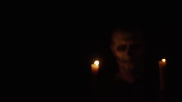 Sminkcsontváz Halloweenre Egy Ember Csontváza Egy Gyertya Homályos Fényében Lassan — Stock videók