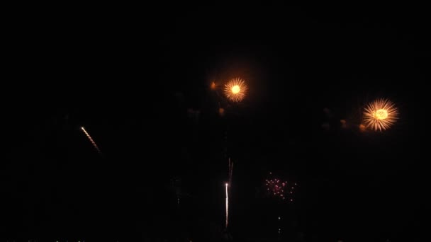 Goldenes Großes Glänzendes Feuerwerk Mit Bokeh Lichtern Nachthimmel Glühendes Feuerwerk — Stockvideo