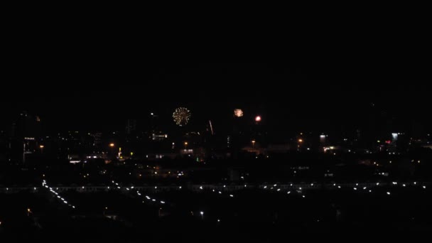 Grandes Fuegos Artificiales Brillantes Dorados Con Luces Bokeh Cielo Nocturno — Vídeos de Stock