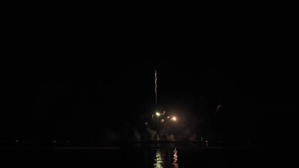 Grandes Fuegos Artificiales Brillantes Dorados Con Luces Bokeh Cielo Nocturno — Vídeo de stock