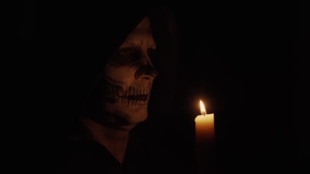 Esqueleto Maquiagem Para Halloween Esqueleto Homem Luz Fraca Uma Vela — Vídeo de Stock