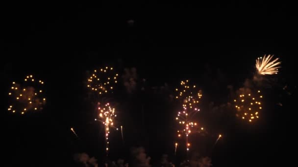 Arany Nagy Fényes Tűzijáték Bokeh Fényekkel Éjszakai Égen Ragyogó Tűzijáték — Stock videók