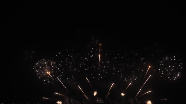 Grandes Fuegos Artificiales Brillantes Dorados Con Luces Bokeh Cielo Nocturno — Vídeos de Stock