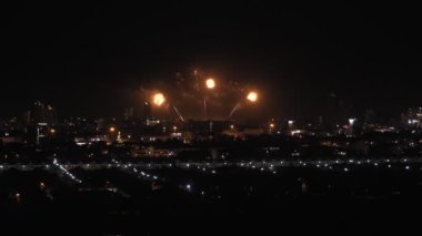 Gece gökyüzünde Bokeh ışıkları olan büyük, altın gibi havai fişekler. Parlak havai fişek gösterisi. Yeni yıl arifesi havai fişek kutlaması. Havai fişek Festivali.