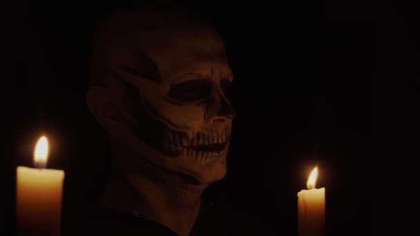 Hombre Con Maquillaje Esquelético Mira Cámara Hombre Lanza Hechizos Esqueleto — Vídeos de Stock