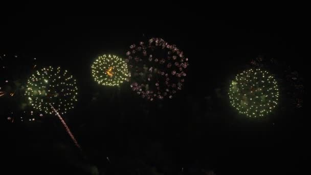 Grandi Fuochi Artificio Luccicanti Dorati Con Luci Bokeh Nel Cielo — Video Stock