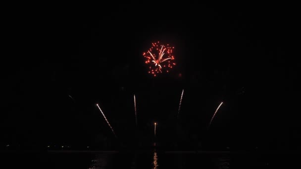 Gouden Grote Glanzende Vuurwerk Met Bokeh Lichten Aan Nachtelijke Hemel — Stockvideo