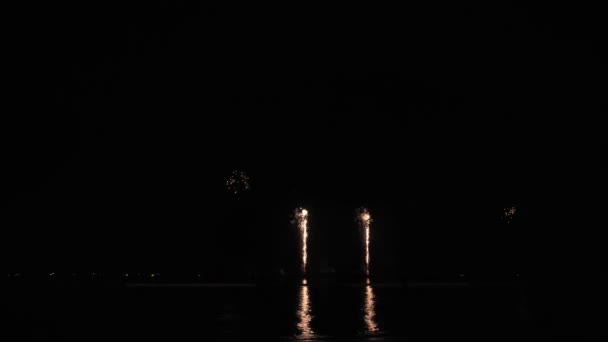 Grandes Fuegos Artificiales Brillantes Dorados Con Luces Bokeh Cielo Nocturno — Vídeo de stock