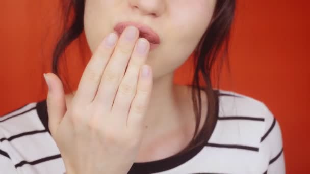 Junge Brünette Mädchen Mit Wunderschönen Lippen Auf Leuchtend Rotem Hintergrund — Stockvideo