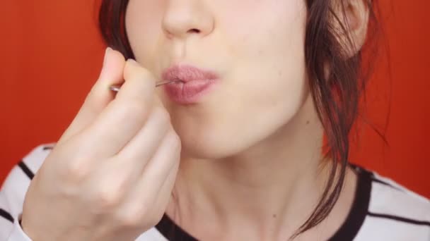 Vrouw Met Lippenstift Make Eet Yoghurt Van Een Lepel Een — Stockvideo