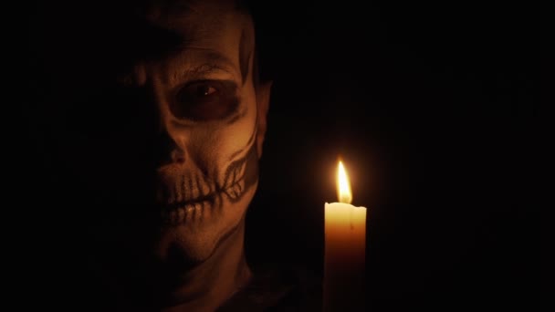 Esqueleto Maquiagem Para Halloween Esqueleto Homem Luz Fraca Uma Vela — Vídeo de Stock
