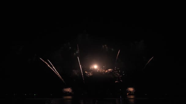 Gouden Grote Glanzende Vuurwerk Met Bokeh Lichten Aan Nachtelijke Hemel — Stockvideo