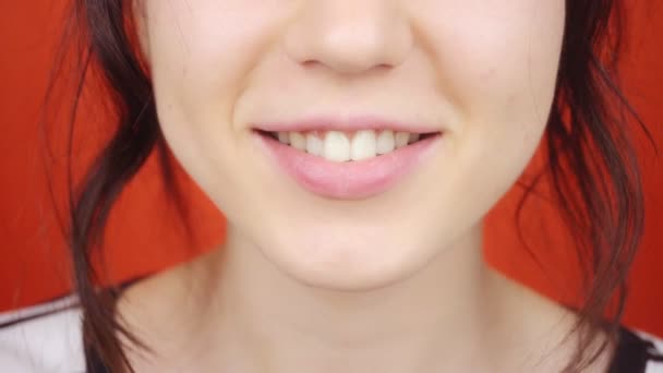 Kvinna Med Läppstift Makeup Äter Yoghurt Från Sked Brunett Kvinna — Stockvideo
