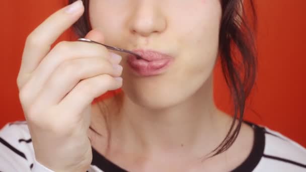 Femme Avec Maquillage Rouge Lèvres Mange Yaourt Une Cuillère Une — Video