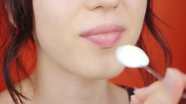 Vrouw Met Lippenstift Make Eet Yoghurt Van Een Lepel Een — Stockvideo