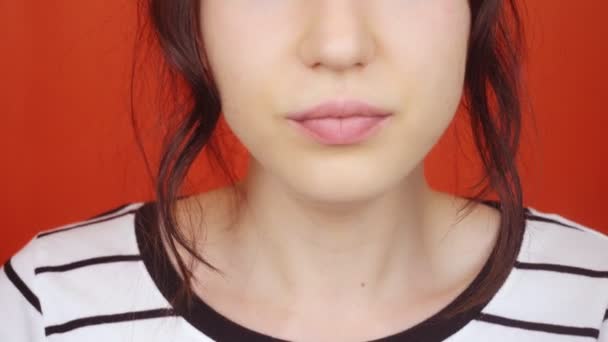 Kvinna Med Läppstift Makeup Äter Yoghurt Från Sked Brunett Kvinna — Stockvideo