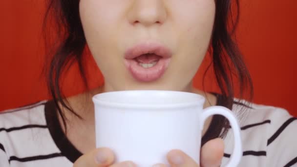 Νεαρή Μελαχρινή Κοπέλα Υπέροχα Χείλη Έντονο Κόκκινο Φόντο Μια Γυναίκα — Αρχείο Βίντεο