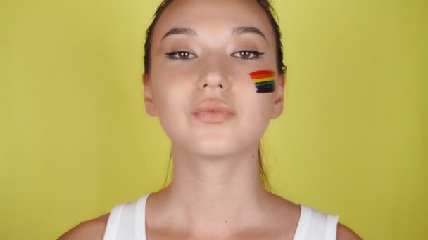 Žena Duhovým Vzorem Tváři Vlajka Lgbt Namalovaná Obličeji Žena Podívá — Stock video