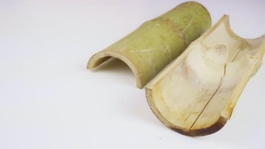 Bambu dikişlerinde kızartılmış hindistan cevizi sütü ve fasulyeli pilav. Kahverengi glutinous pilavı, ulusal bir yemek. Taylandlı ismi Khao Lam..