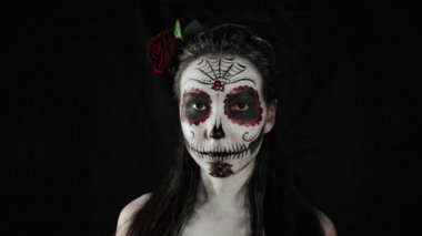 Cadılar Bayramı, Ölüler Günü. Calavera Katrina makyajlı genç bir kadının portresi..