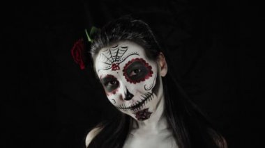 Cadılar Bayramı, Ölüler Günü. Calavera Katrina makyajlı genç bir kadının portresi..