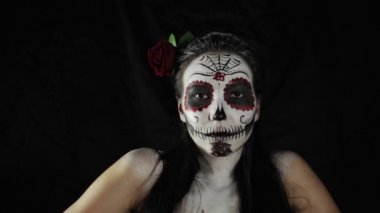 Cadılar Bayramı, Ölüler Günü. Calavera Katrina makyajlı genç bir kadının portresi..